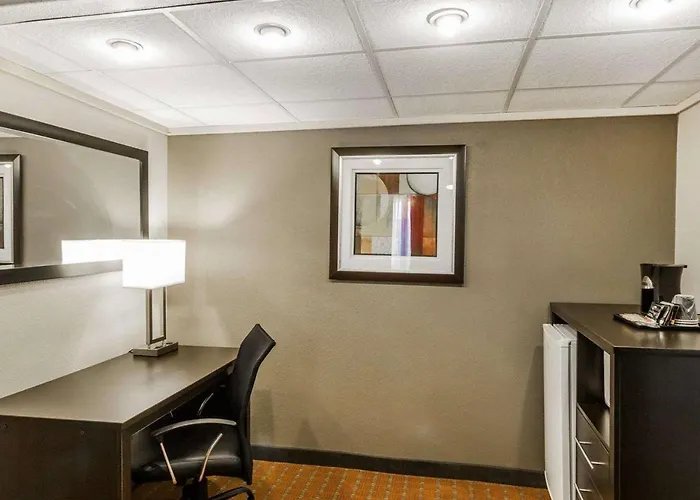Hotel Quality Airport 3*